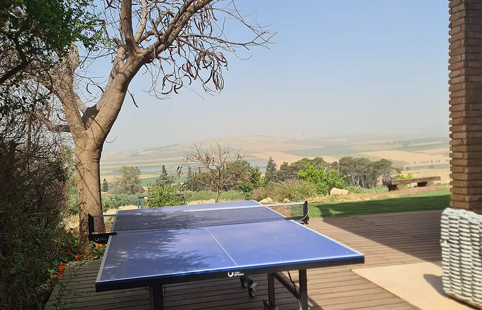 שולחן פינג פונג על הדק, מול העמק